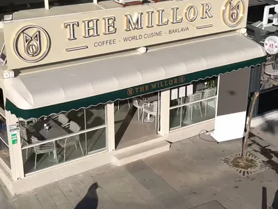 The Millor’un üst açıdan görünen dış cephesi ve koyu yeşil tenteli girişi