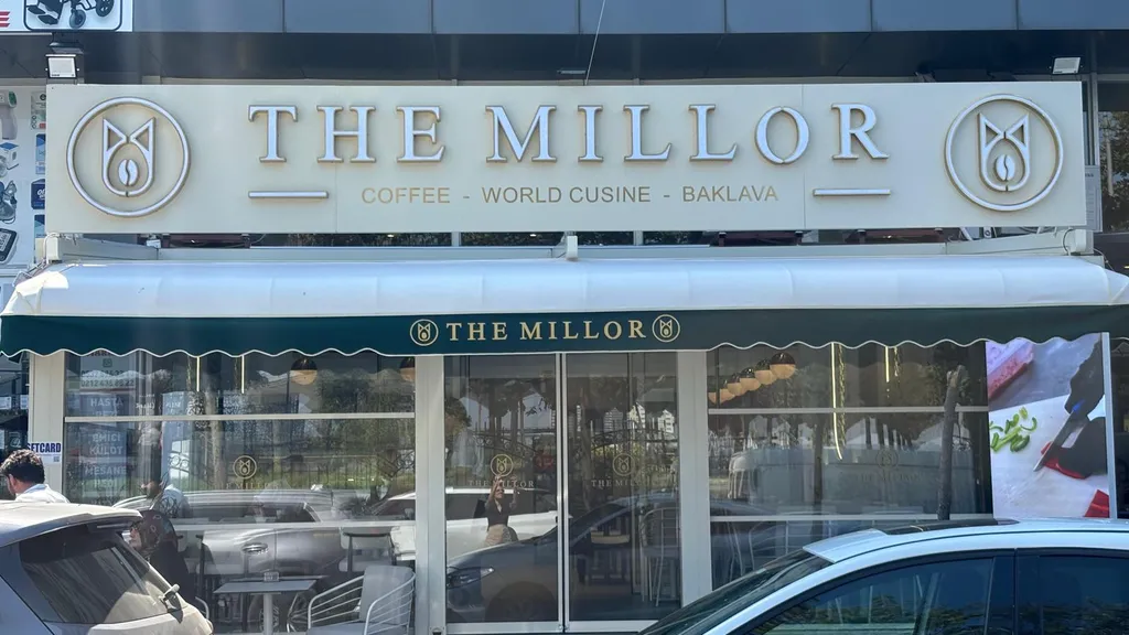 The Millor’un koyu yeşil tenteli dış cephesi